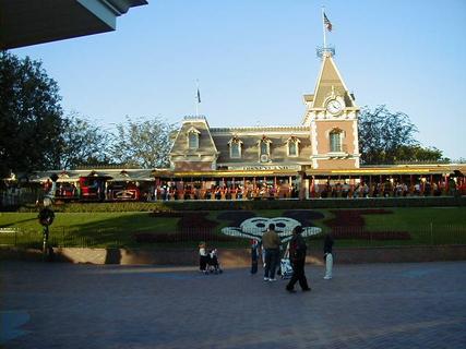 Disney Railroad train at main entrance<br>Location: <a href="https://www.google.com/maps/search/?api=1&query=33.80964,-117.91899" target="_new">Disneyland</a>